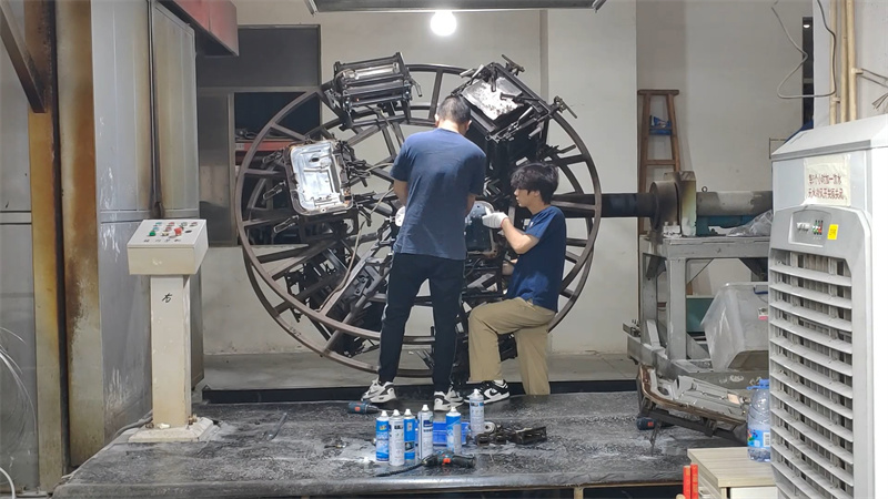 Rotational Molding Factory | Rotational Molding Process | Light Venus